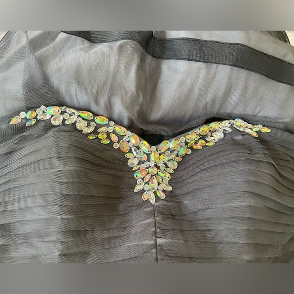 🩶🩶Elegant MASQUERADE Gray Strapless Dress size 9/10 - Picture 5 of 5